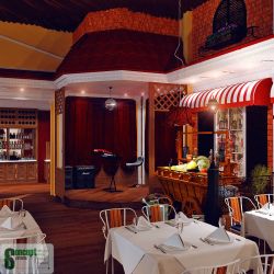 dizajn-interera-rekonstrukcija-Nojabrsk-restoran-Italjanskij-dvorik-dizajnery-Natalja-Zdanovich-Anton-Shljapin-scena-dlja-muzykantov-zhivaja-muzyka-telega-salat-bar